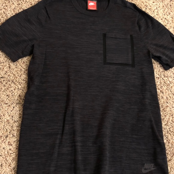 t shirt nike tech fleece